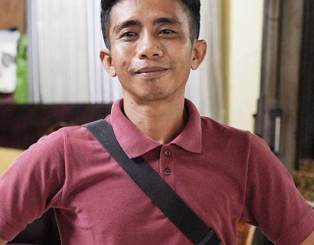 Arif, Usaha Kayu Mebel