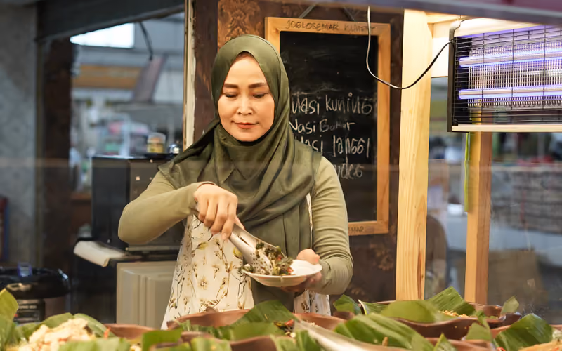 Cevy, Usaha Warung Makan