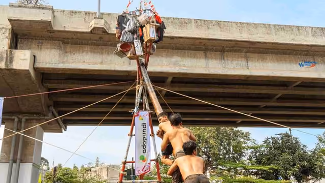 Semarak HUT ke-81 RI Adapundi Dukung Kemeriahan Panjat Pinang Kalimalang