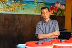 Gambar untuk Cara Adi Menjaga Operasional Usaha Es Tetap Lancar dengan Adapundi