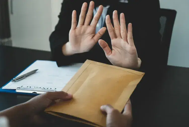 Pinjol Ilegal: Ciri-Ciri, Bahaya, Risiko, dan Cara Menghindarinya