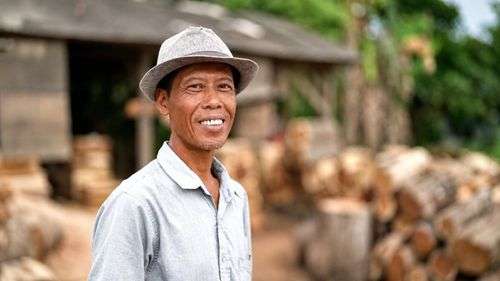 Pratinjau untuk Mengolah Kayu, Menjaga Penghidupan: Kisah Bahrudin Bersama Adapundi