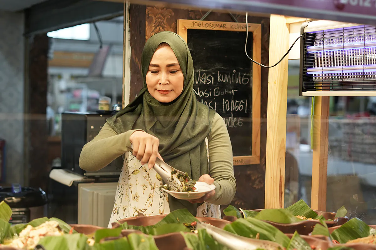 Cevy, Pemilik Kedai Makanan